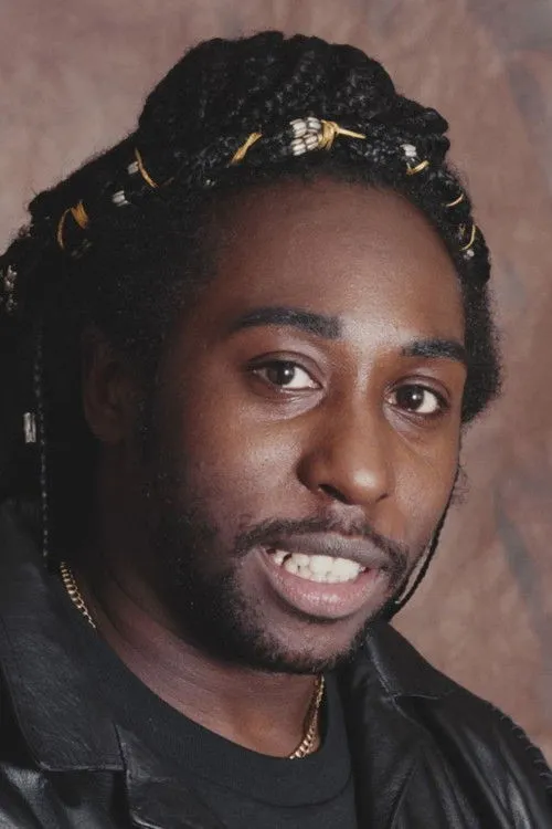 Deon Estus interpretando a Self