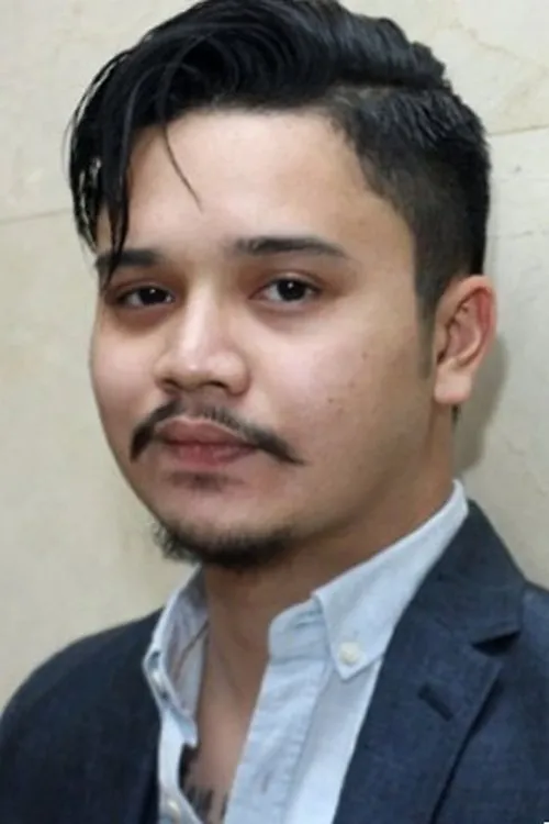 Derby Romero interpretando a Azka