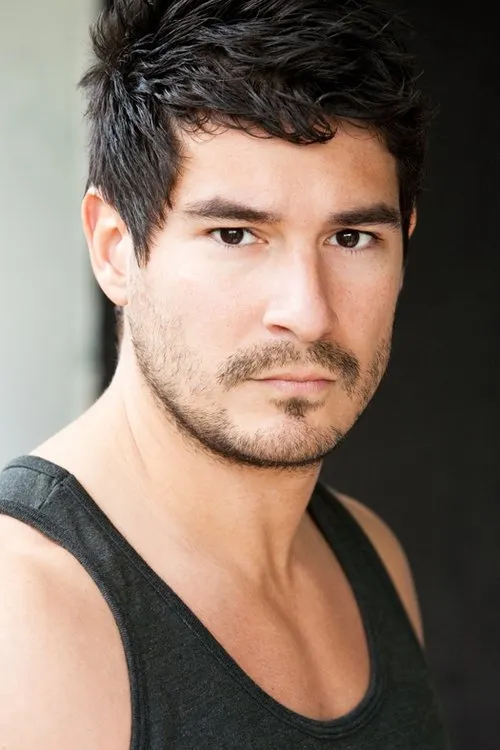 Derek Alvarado interpretando a Scoot