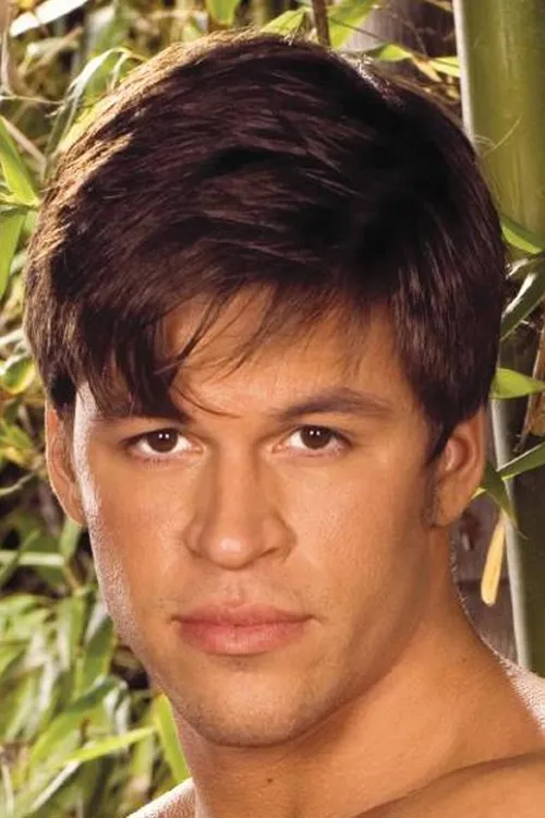 Derek Brodie interpretando a