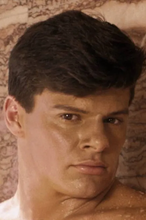 Derek Cruise interpretando a 