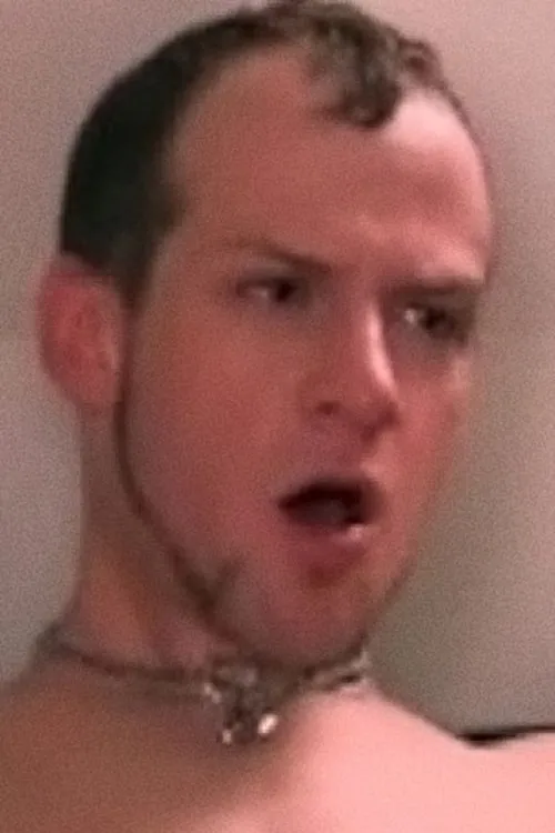 Derek Downs interpretando a