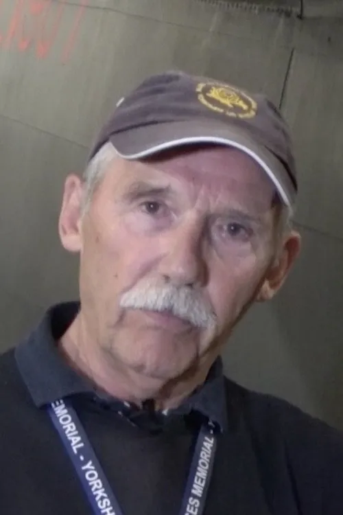 Derek Earp interpretando a Self