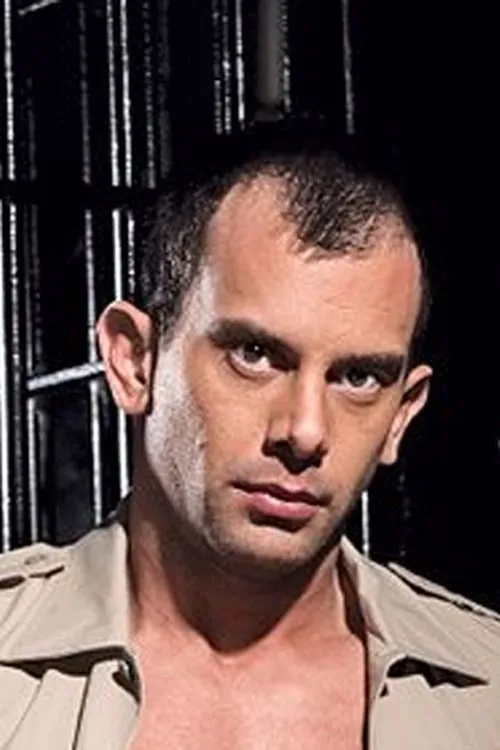 Derek Foster interpretando a 