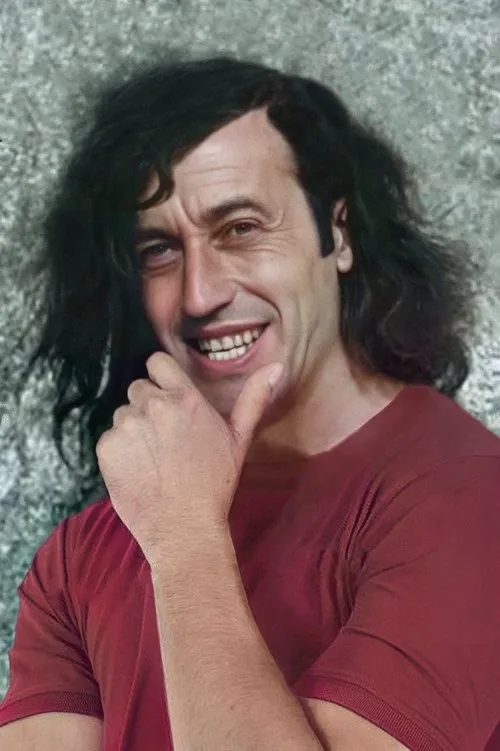 Derek Hersey interpretando a Self