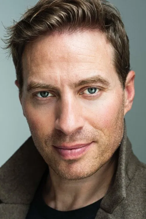 Derek Kun interpretando a Lexington County Officer