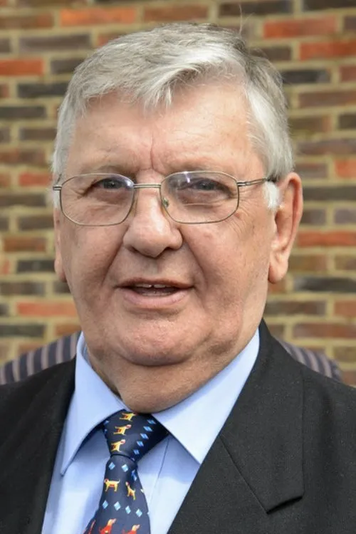 Derek Martin interpretando a Charlie Slater