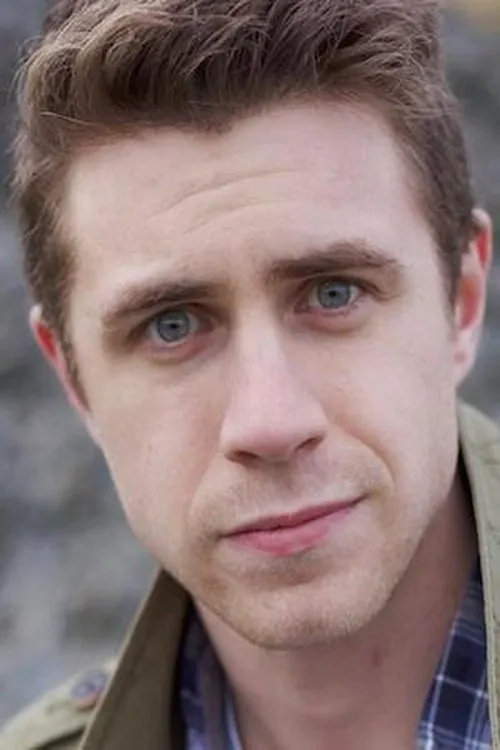 Derek Nelson interpretando a Clarence