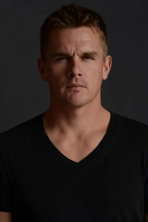 Derek Ray interpretando a Robbie Chase