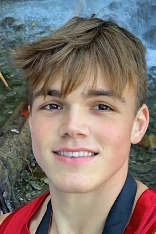 Derek Shaw interpretando a 