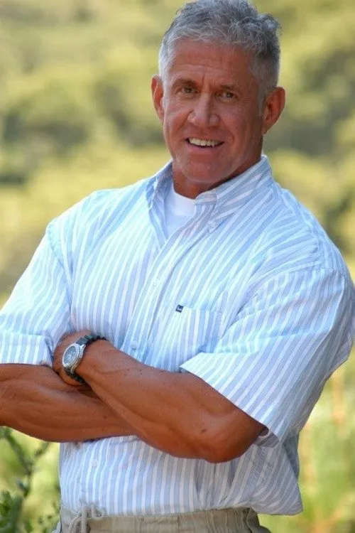 Derek Steel interpretando a Performer