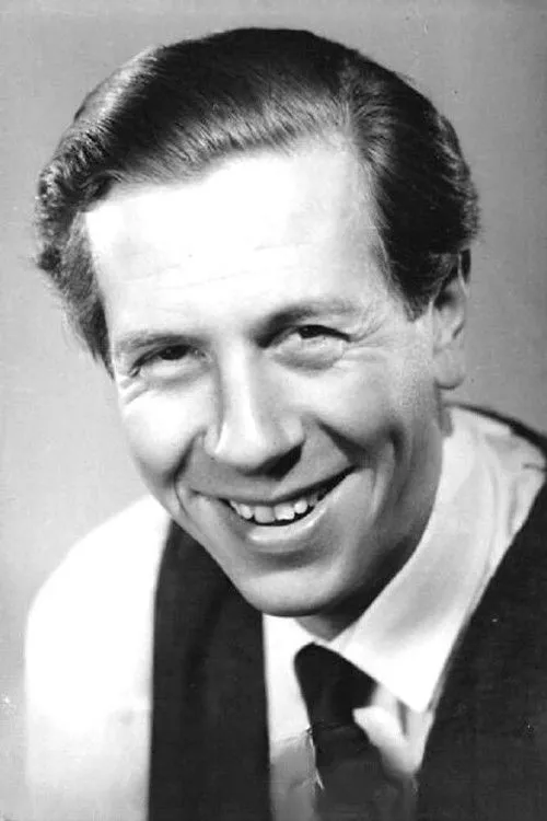 Derek Tansley interpretando a Dr. Hellman