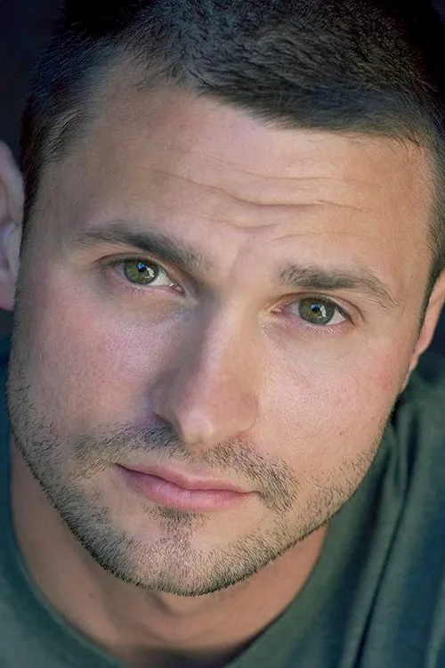 Derek Thompson interpretando a Jake