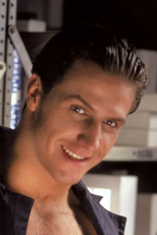 Derrick Baldwin interpretando a Derreck Baldwin