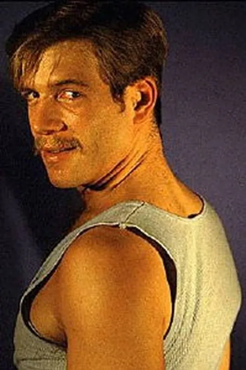 Derrick Garrison interpretando a