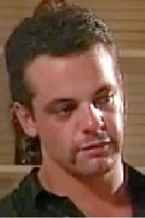 Derrick Lane interpretando a