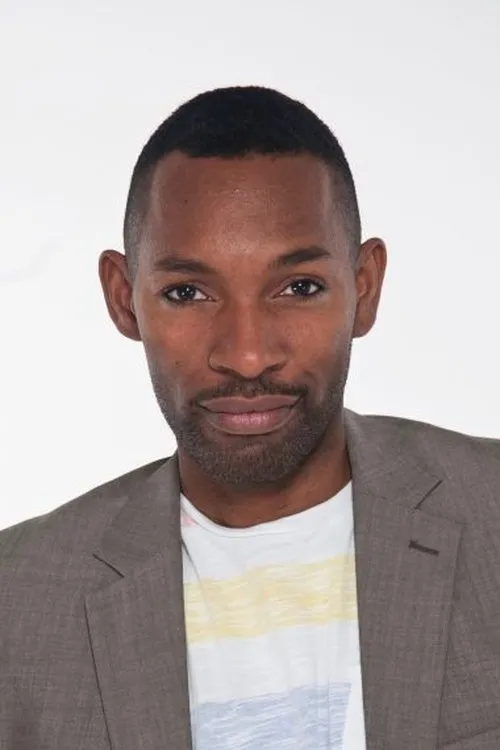 Des Coleman interpretando a Mikey