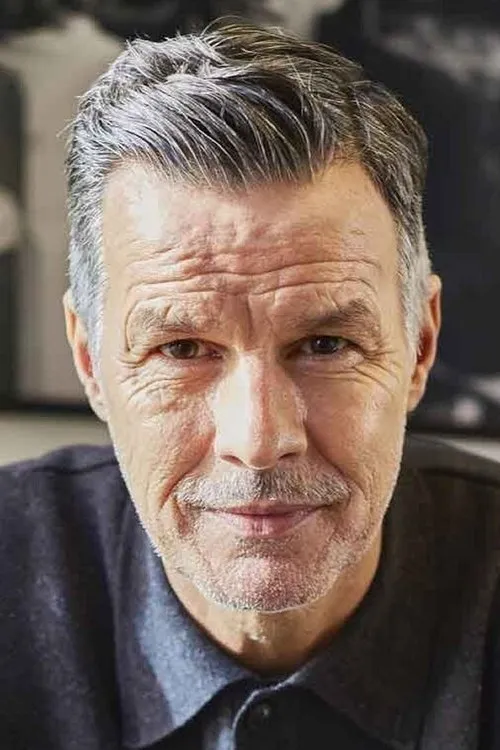 Des Hamilton interpretando a Him