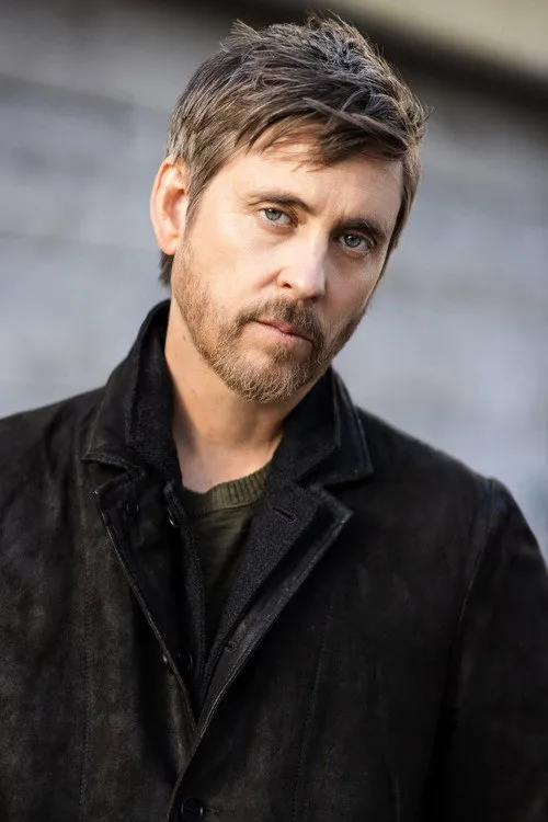 Devin McGinn interpretando a Charlie