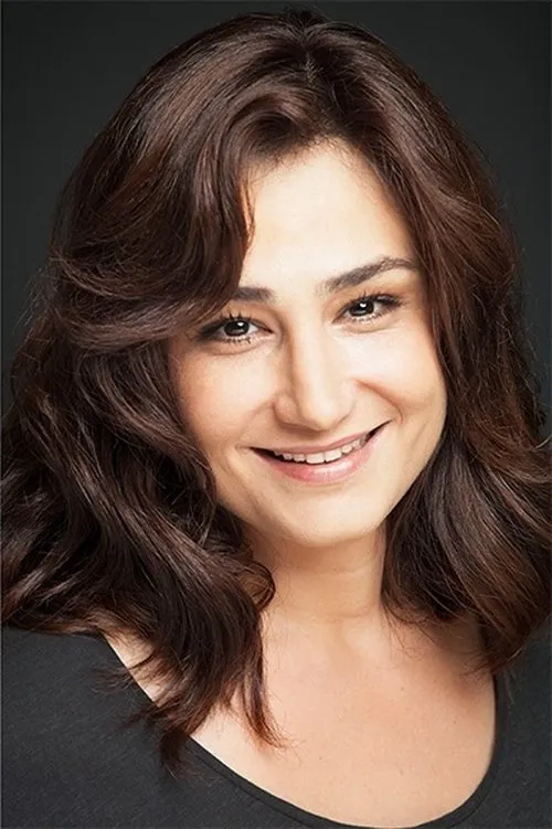 Devin Özgür Çınar interpretando a Sule