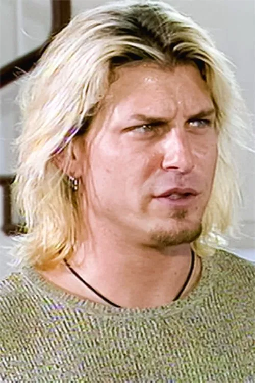 Devin Wolf interpretando a Steve