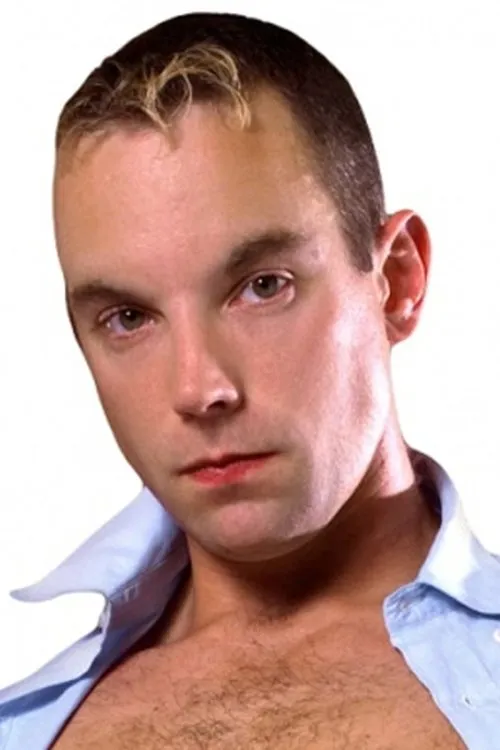 Devon Cade interpretando a Desk Clerk