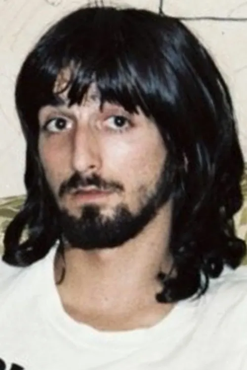 Dez Cadena interpretando a 