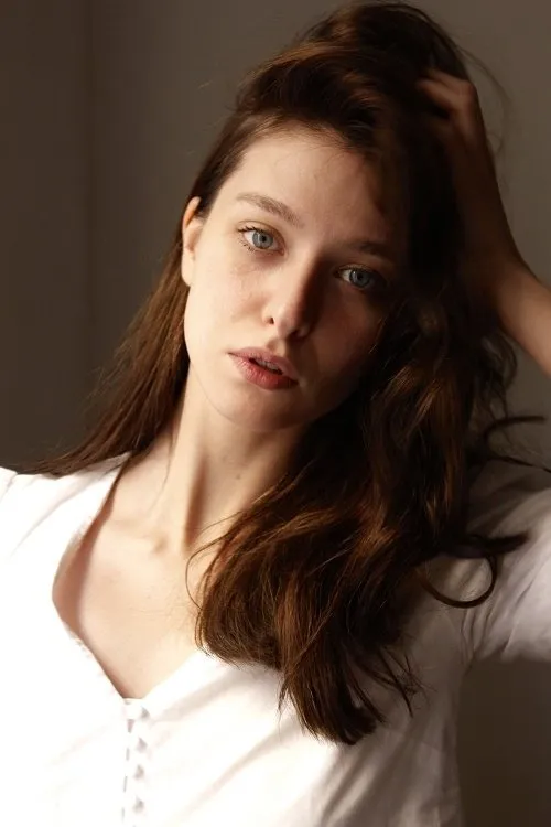 Dharma Mangia Woods interpretando a Francesca