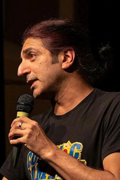 Dharmander Singh interpretando a Luci