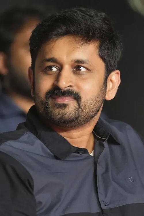 Dheeraj interpretando a Aravind/Raja