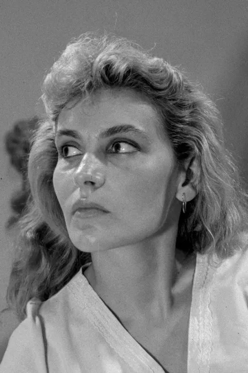 Dhurata Kasmi interpretando a Linda