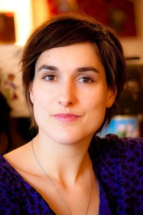 Diane Bonnot interpretando a Monique / Philippine