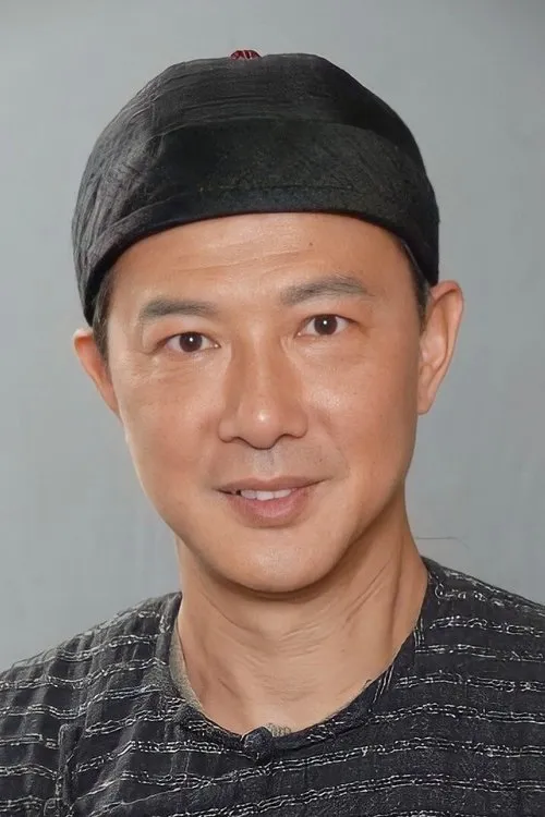 Dickens Chan Wing-Chung interpretando a Mong Fu's Coach