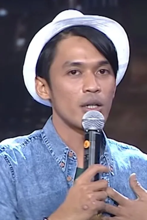 Dicky Difie interpretando a 