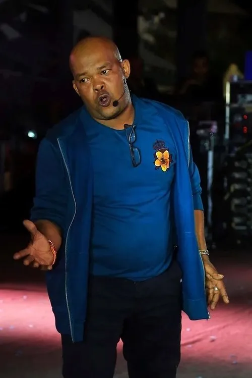 Didier mangaye interpretando a Didier mangaye