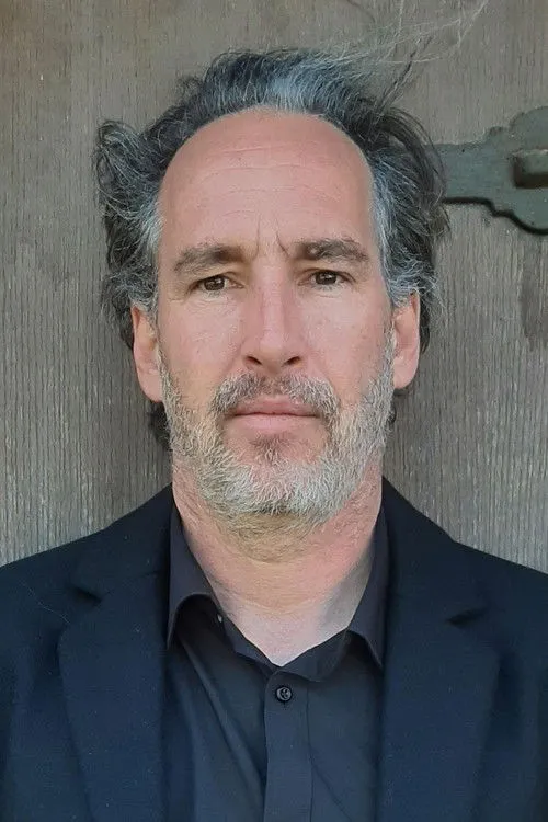 Diego Herberg interpretando a El atacante