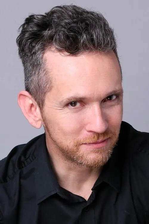 Diego Reinhold interpretando a Uriel