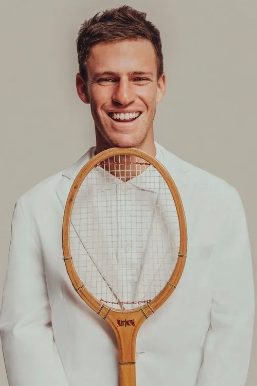 Diego Schwartzman interpretando a Self (archive footage)