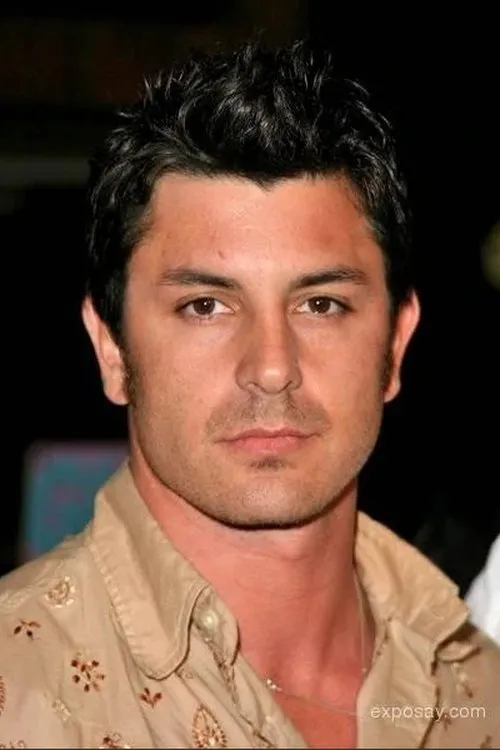 Diego Serrano interpretando a Justin