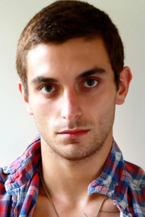 Dillon Rossi interpretando a 