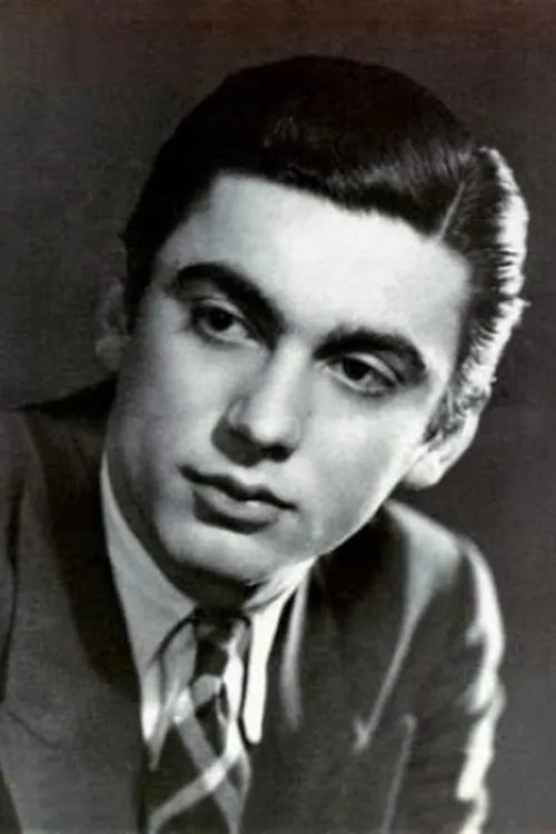 Dimitris Horn interpretando a Pavlos