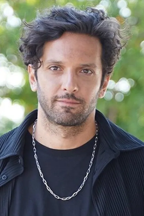 Dimitris Mothonaios interpretando a Panos