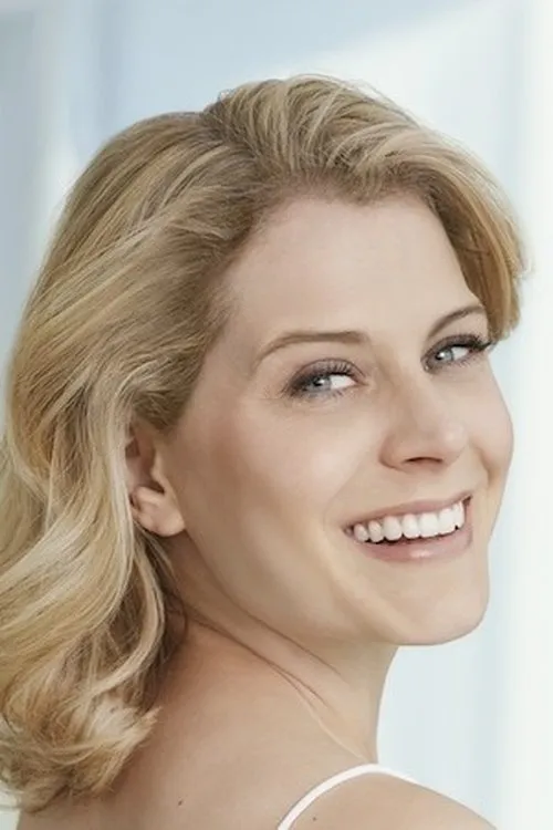 Dina Tersago — personaje: Self - Host