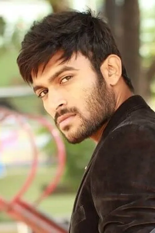 Dinesh Tej interpretando a Dhruv