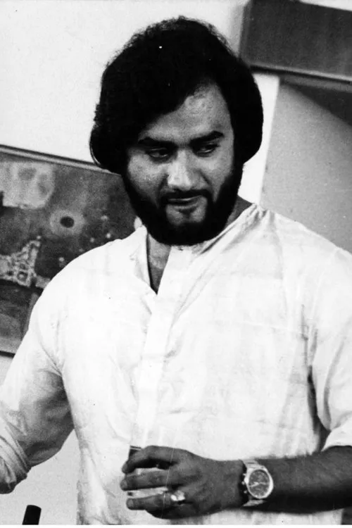 Dinesh Thakur interpretando a Navin