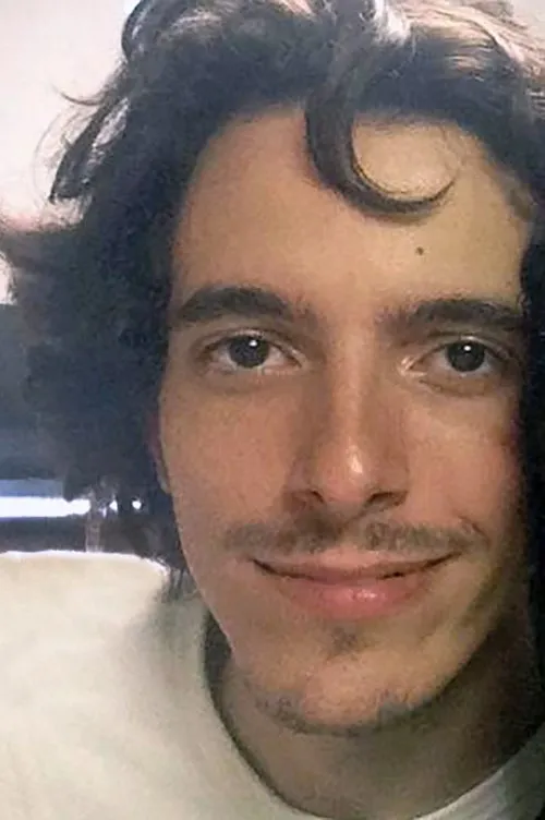 Diogo Reis interpretando a Estranho no Elevador