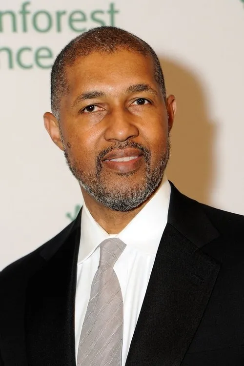 Dion Graham interpretando a Narrator