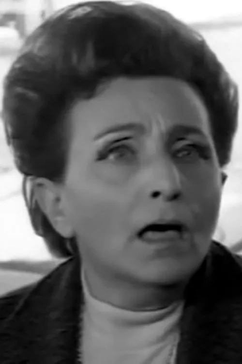 Dionysia Roi interpretando a Penny's mother