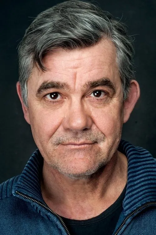 Dirk Schoedon interpretando a Mr. Aiger