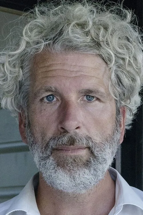 Dirk Stermann interpretando a Bernhard